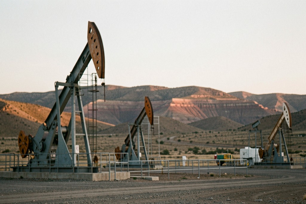 Oil equipment before distant shale hills in Neuquén